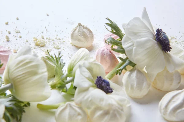 Fehér virágok és cukorka összetétele — Stock Fotó