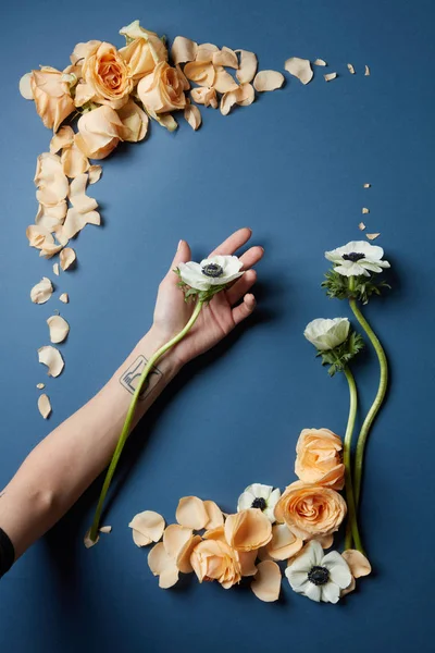 El ile çerçeve çiçek — Stok fotoğraf
