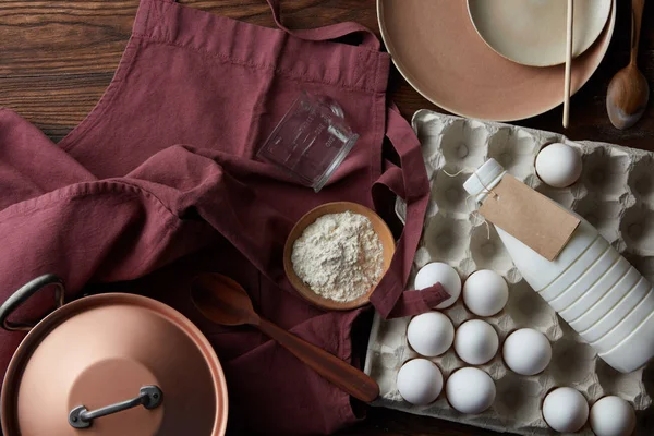 Ingredientes de cocina con utensilios —  Fotos de Stock