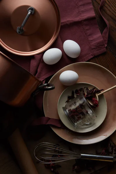 Яйца и кухонные принадлежности — стоковое фото