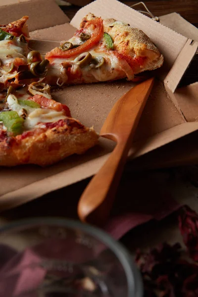 Sabrosa pizza italiana en caja de cartón — Foto de Stock