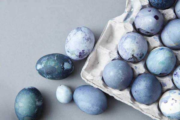 Huevos de Pascua en bandeja —  Fotos de Stock