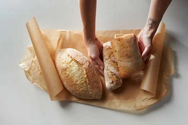 Frisches Brot auf Backpapier — Stockfoto