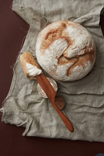 Pane fresco su stoffa vintage — Foto Stock