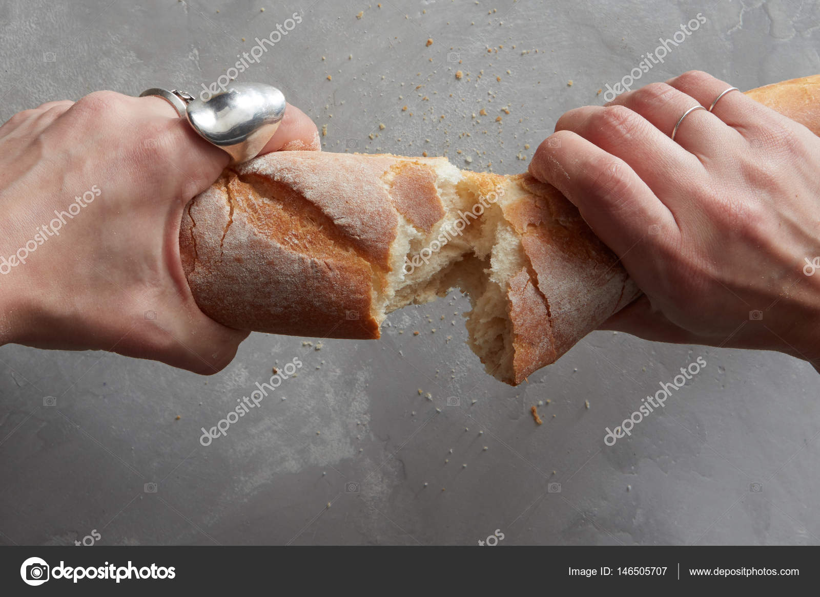 поделиться хлебом. вырвать хлеб. вырвать хлеб. пирожок в руке. мужчина ест хлеб.