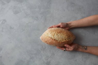 Organik somun ekmek elinde