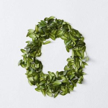 Yeşil yaprakları ile temsil edilen O harfi