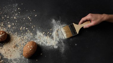 un fırça ile süpürme el 