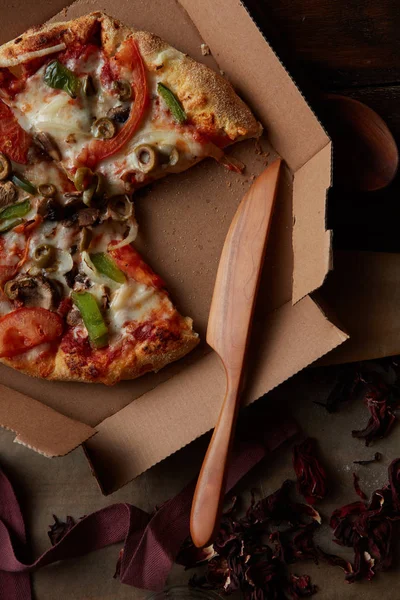 Pizza in kartonnen pizzadoos — Stockfoto