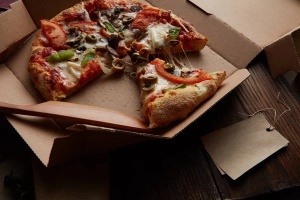 Pizza in kartonnen pizzadoos — Stockfoto