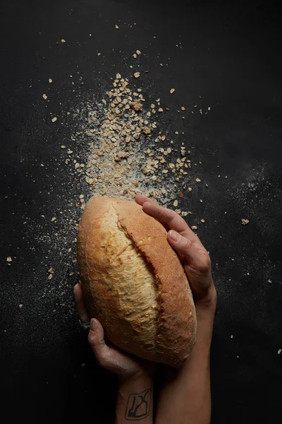 Bakers hands with bread — Stock Photo, Image