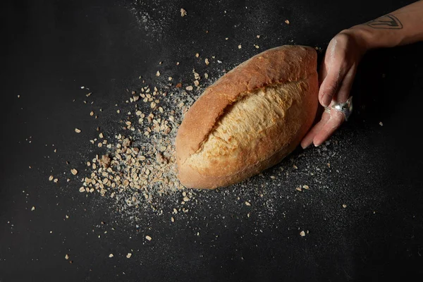 Hand met vers brood — Stockfoto