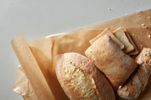 新鲜出炉的面包的分类 — 图库照片