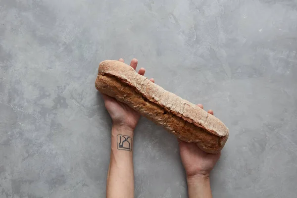 Vrouwelijke handen met brood — Stockfoto