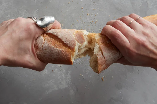 Female hands breaking bread — Stock Photo, Image