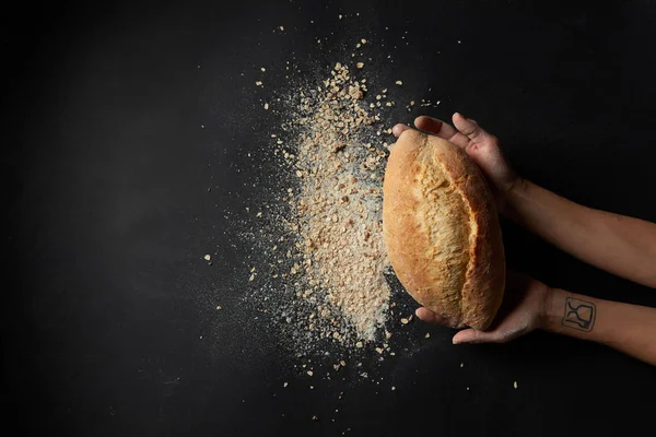 Hände, die frisches Brot halten — Stockfoto