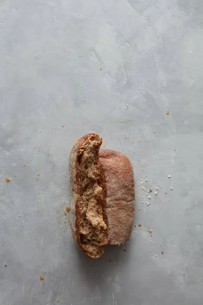 Pan de pan negro agrietado — Foto de Stock