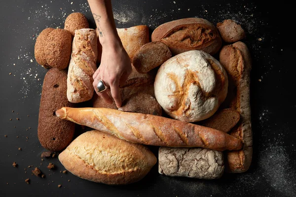 배경에 다른 종류의 빵 이 있다 — 스톡 사진