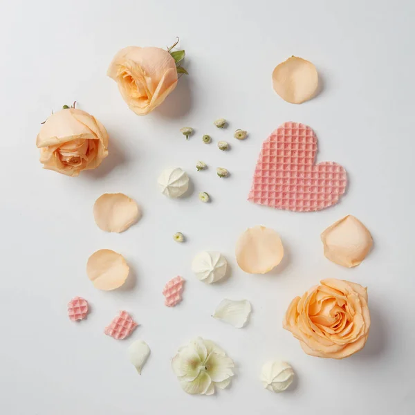 Waffles e rosas como decoração de fundo — Fotografia de Stock