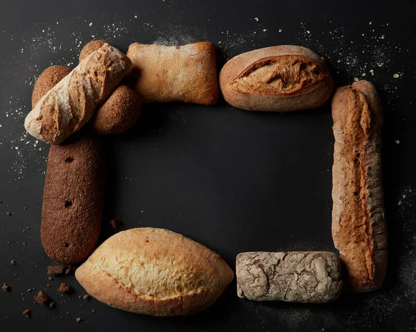 Rahmen aus verschiedenen Brotsorten — Stockfoto