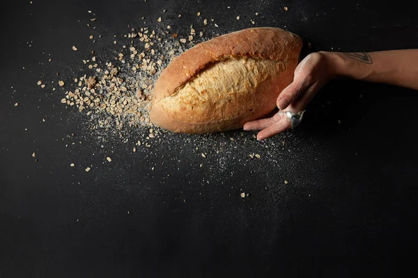 Hand holding fresh bread — Stock Photo, Image