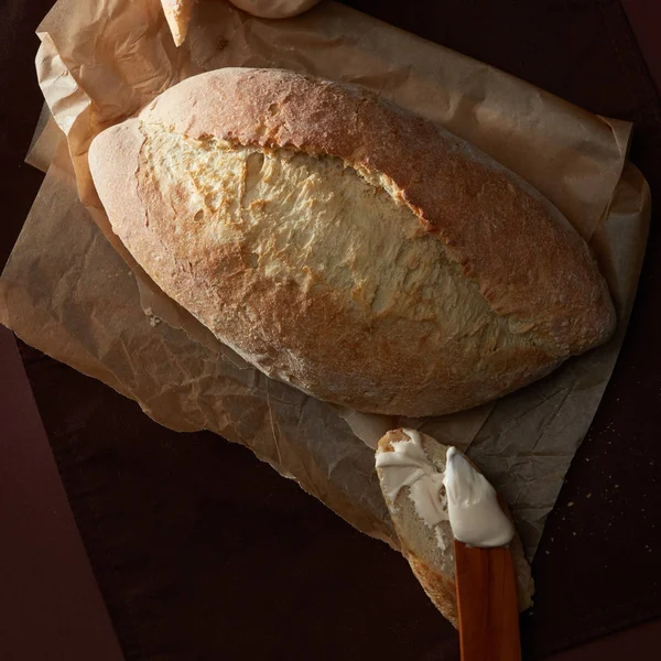 Bochenek chleba na papier do pieczenia — Zdjęcie stockowe