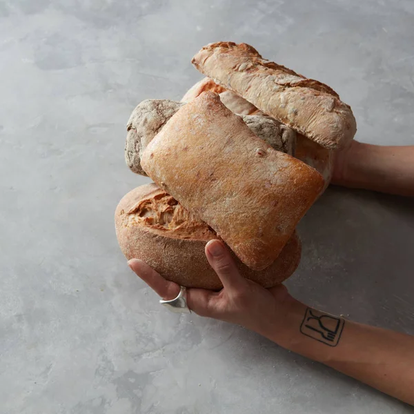Bröd i kvinnliga händer — Stockfoto