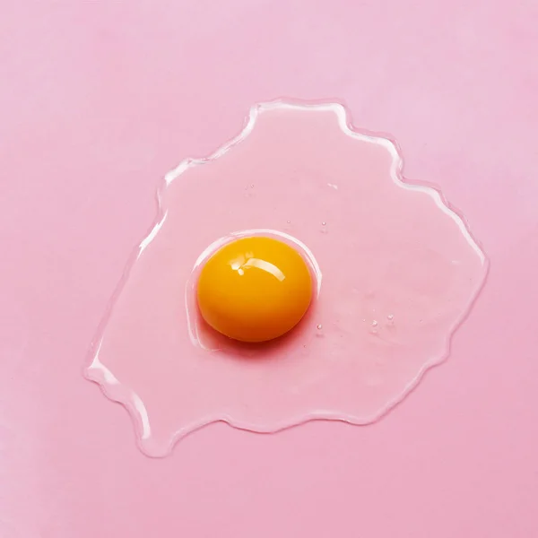 Rå kyckling äggula — Stockfoto