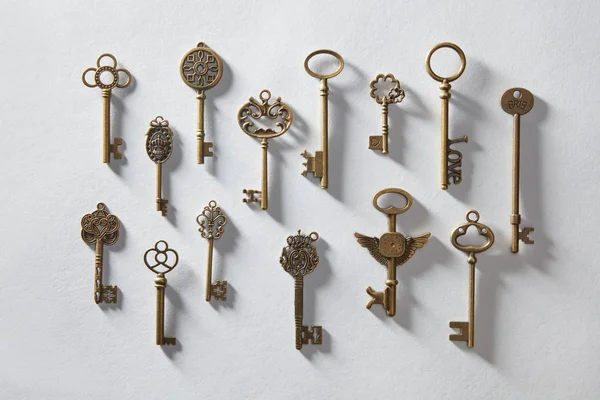 Vintage keys on white paper — Stock Photo, Image