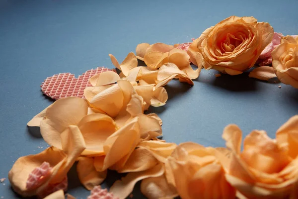 Waffeln und Rosenblätter — Stockfoto