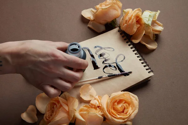 Kvinnan skriver i craft anteckningar — Stockfoto