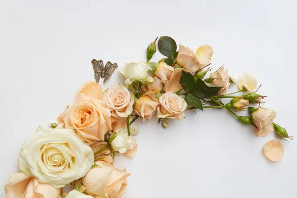 Adorável rosa flores com borboleta de metal — Fotografia de Stock