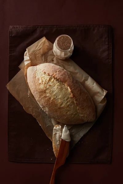 Brood op papier koken — Stockfoto