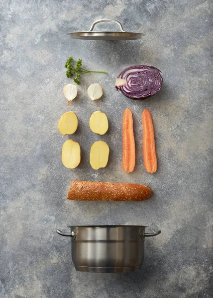 Saucepan și ingrediente pentru supă — Fotografie, imagine de stoc