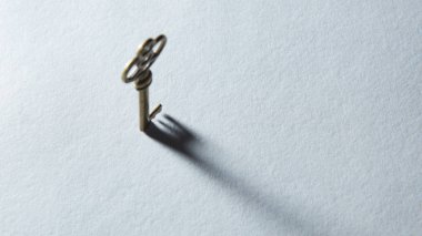 beyaz kağıt üzerinde Vintage anahtar