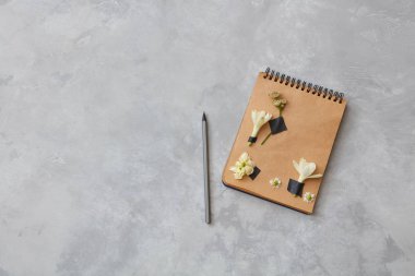 Sulak kağıt içinde not etmek