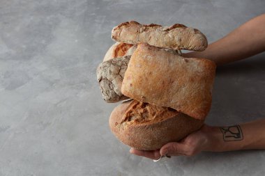 kadın elinde ekmek