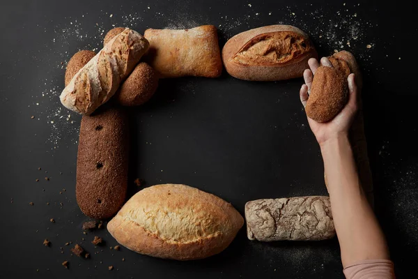 Rahmen aus verschiedenen Brotsorten — Stockfoto