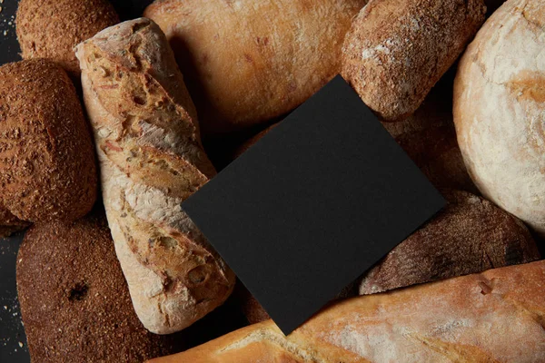 Рамка из различных видов хлеба — стоковое фото