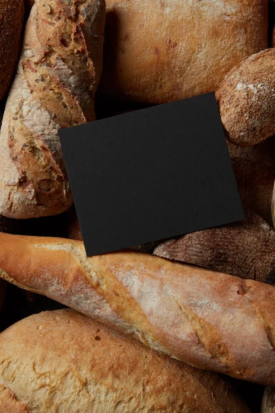 Ram av olika sorters bröd — Stockfoto