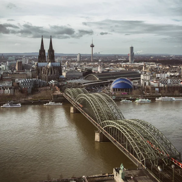 Pohled na kolínskou katedrálu a Hohenzollern Bridge — Stock fotografie