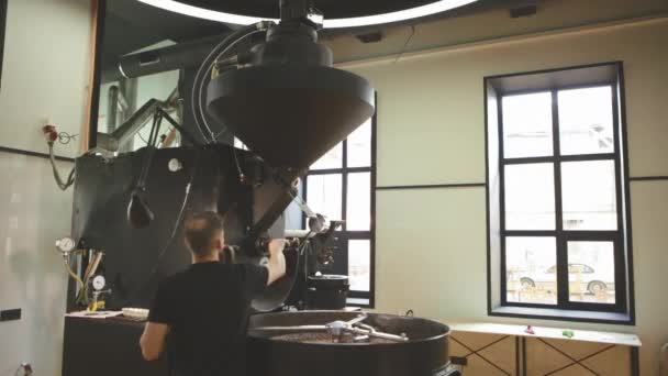 Hombre mezclando granos de café en la máquina — Vídeos de Stock