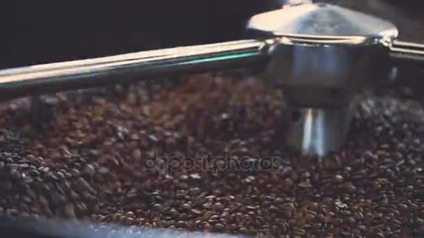 Grains de café mélangés dans la machine — Video