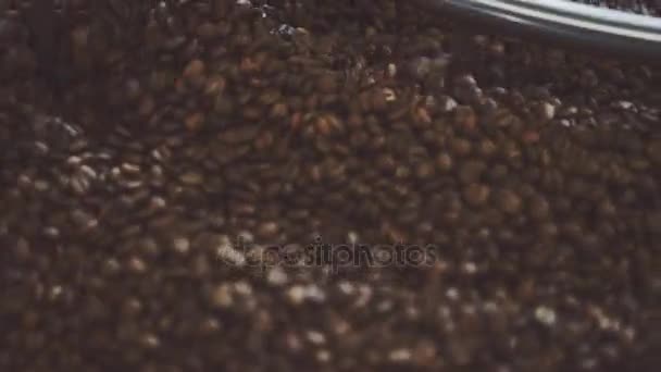 Granos de café que se mezclan en máquina — Vídeos de Stock