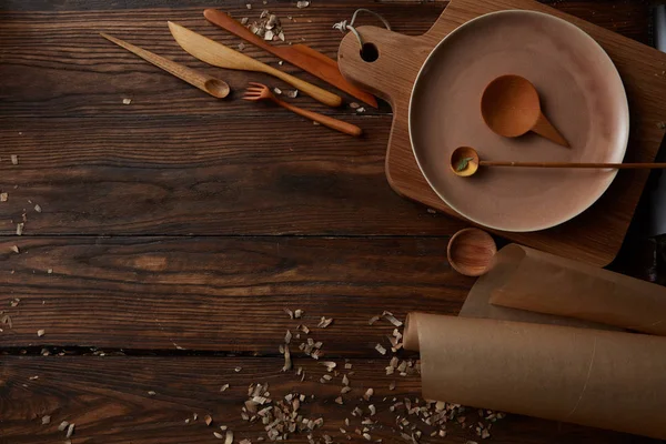 Состав кухонных принадлежностей на деревянном столе — стоковое фото