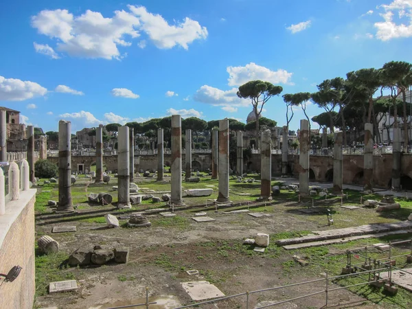 Starożytne rzymskie ruiny w Rzymie — Zdjęcie stockowe