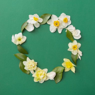 beyaz çiçeklerden yapılmış çerçeve çiçek