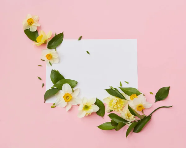 Flores que cubren espacio de copia en blanco —  Fotos de Stock