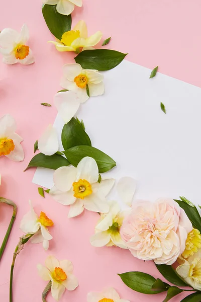 Flores que cubren espacio de copia en blanco — Foto de Stock