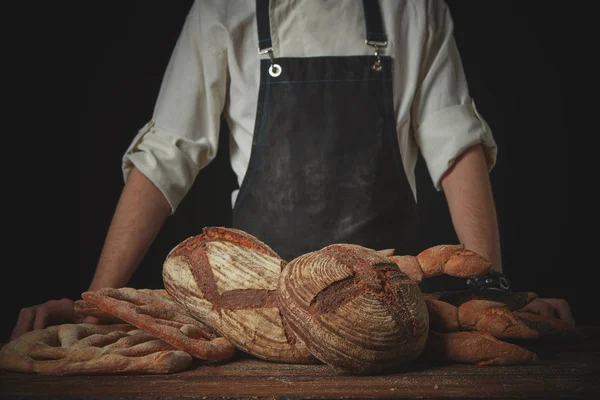 Panettiere con assortimento di pane biologico — Foto Stock